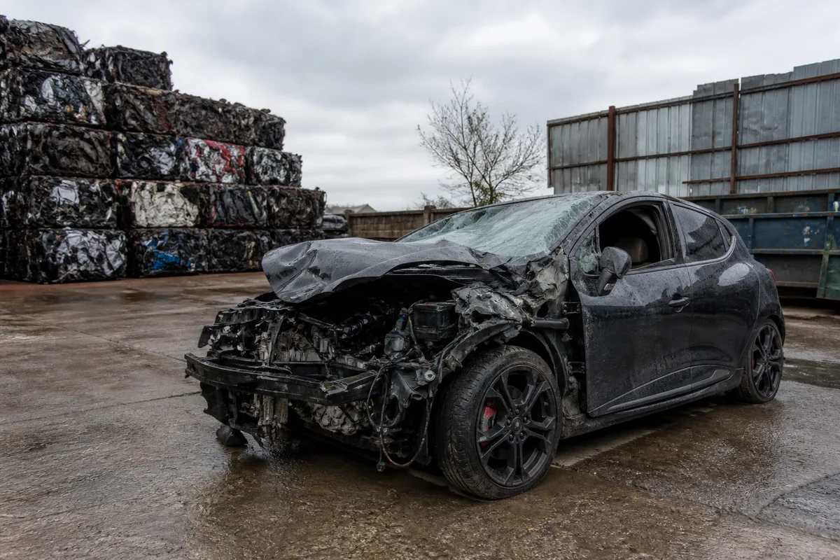 Épave de voiture accidentée avant expertise de sa valeur résiduelle